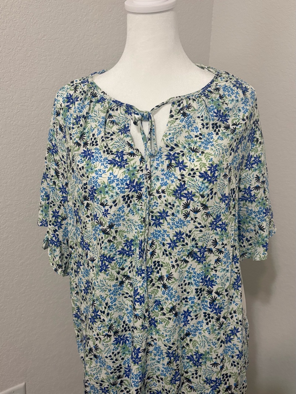 Cece Lightweight Blue Floral Tie-Neck Women’s Top